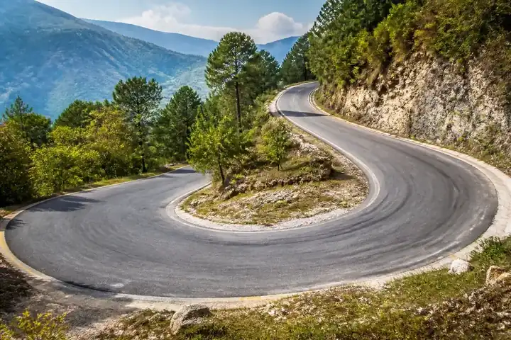 curve meaning picture: A winding mountain road with a smooth hairpin curve in the hills of Himachal